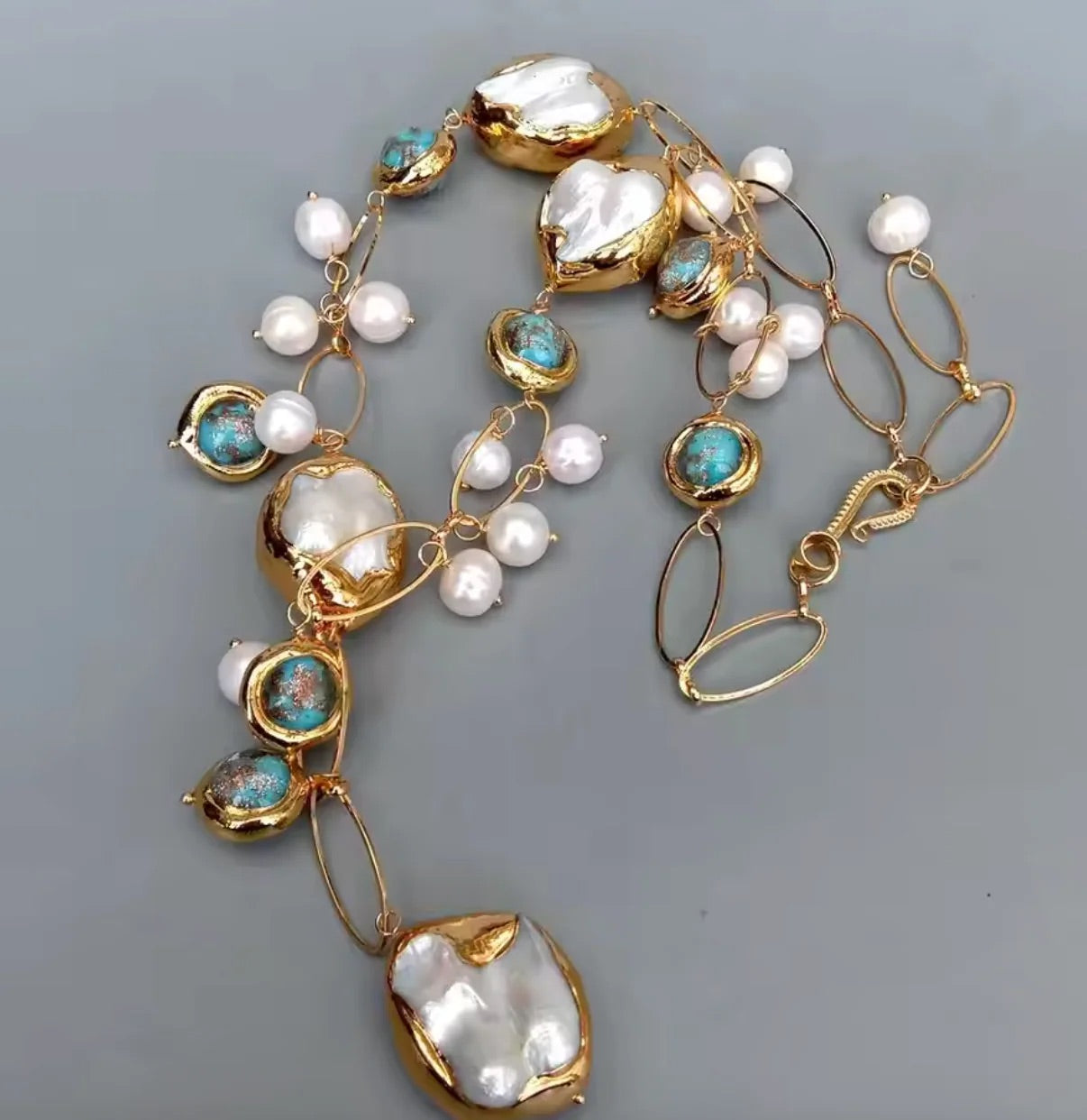 Halskette aus Perlmutt und blauem Muranoglas